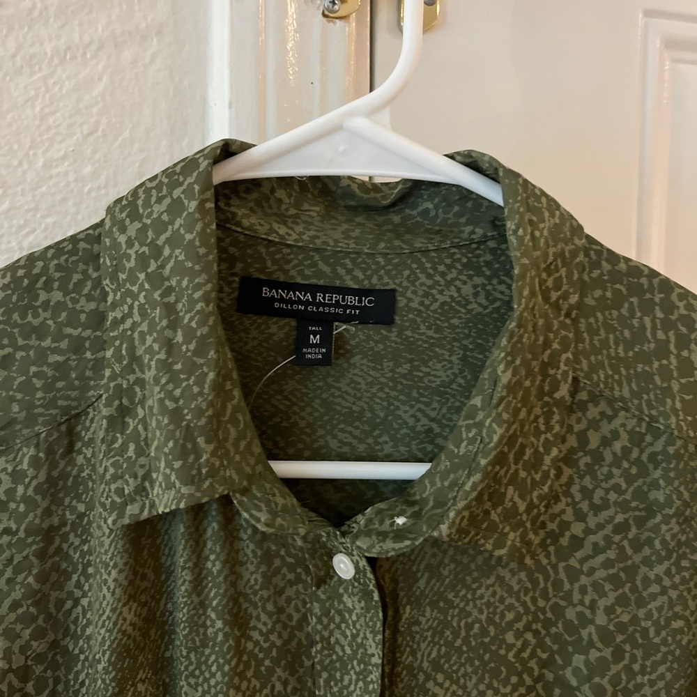 Banana Republic Green Button Down Shirt with Textured Fabric. Never worn